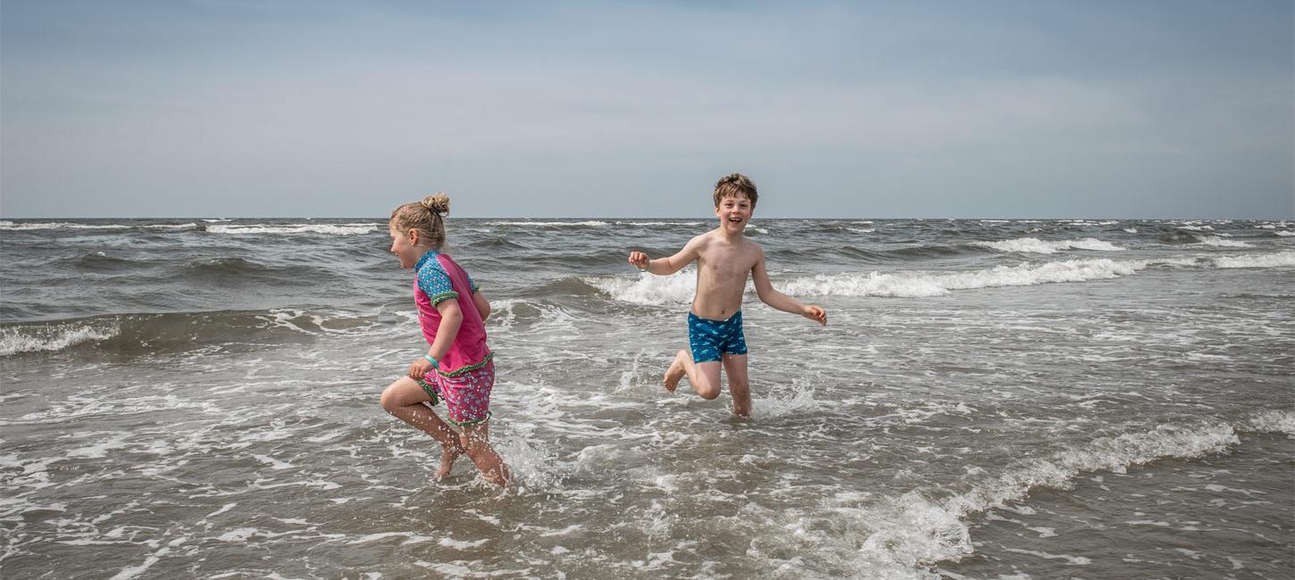 To børn leger på stranden på Fanø | Vadehavskysten