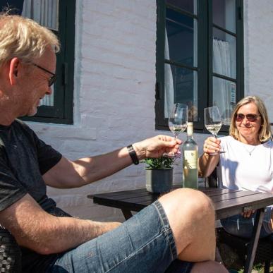 Par hygger med vin i Ribe