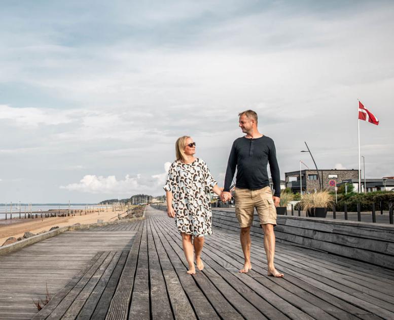 Par går på Hjerting Strandpromenade