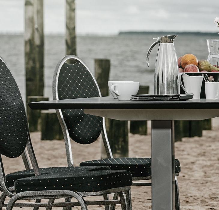 Møder og konferencer | Mødebord ved Hjerting Strand